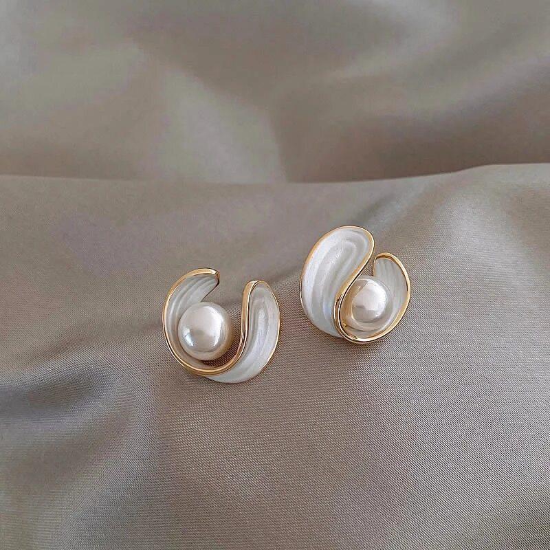 Luxurious Earrings with White Opal and Pearl in Gold