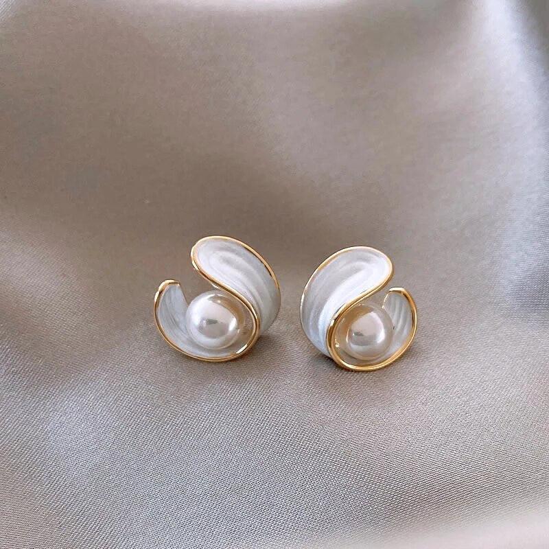Luxurious Earrings with White Opal and Pearl in Gold